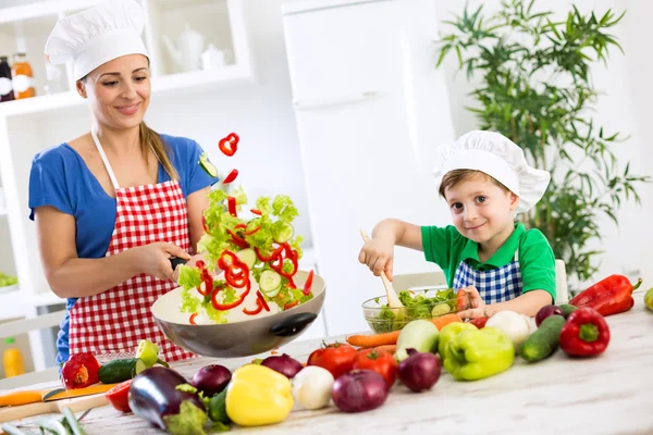 Güzel aile pişirme sebze yemeği gülümseyen mutlu