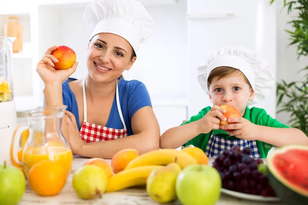 Keluarga makan makanan sehat segar — Stok Foto