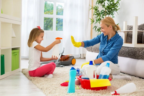 Anne ve çocuk ev temizlik ve having fun — Stok fotoğraf