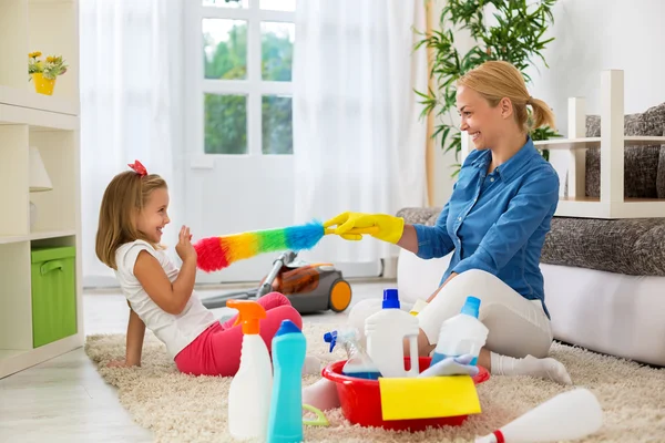 Mère et sa fille prêtes à nettoyer la chambre — Photo