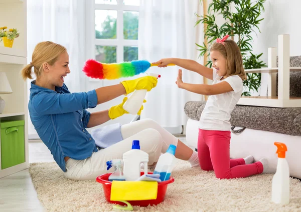 Happy smiling mom and kid cleaning room — Stock Photo, Image