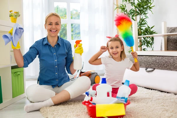 Улыбающаяся счастливая мать и ее дочь готовы к уборке комнаты — стоковое фото