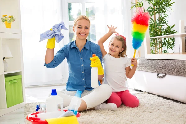 Ung hemmafru mor och hennes barn göra läxor tillsammans — Stockfoto