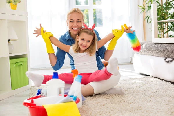 Lächelnde entzückende Familie bereit für das Putzhaus — Stockfoto