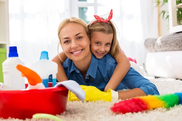 Prachtige familie tijd samen en home reiniging — Stockfoto