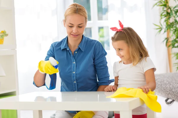 Ibu dan anak-anak membersihkan meja dengan pel — Stok Foto