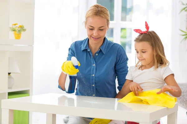 Счастливая мать с ребенком уборка комнаты и весело провести время — стоковое фото