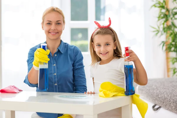 Счастливая современная семья наслаждается уборкой дома — стоковое фото