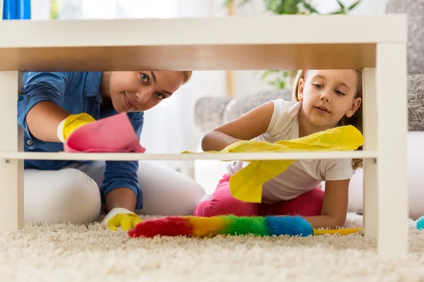 Teamwork familjen rengöring hem med moppar — Stockfoto