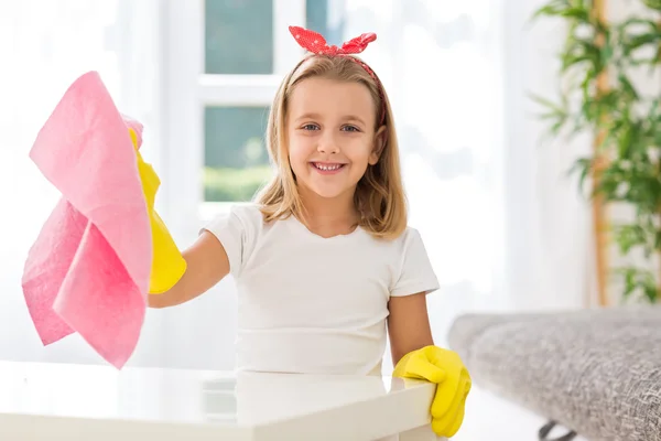 Young värt lilla flicka att hjälpa mamma att städa hem — Stockfoto