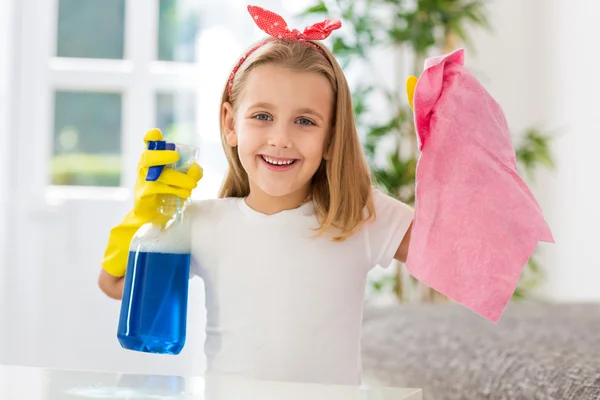 Счастливая улыбающаяся милая девушка успешно выполняет обязанности по дому — стоковое фото