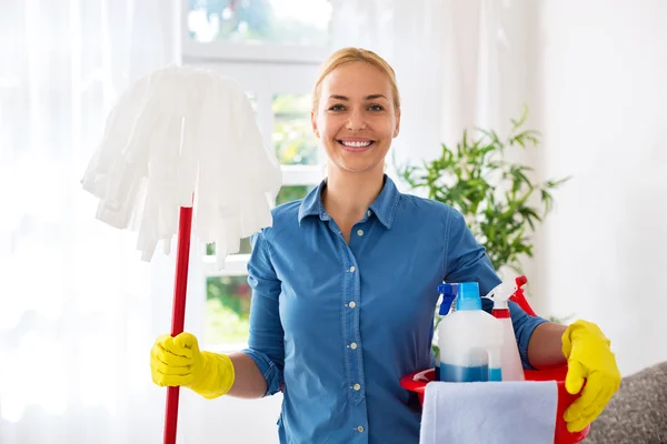 Senyum bahagia menarik ibu rumah tangga siap untuk membersihkan rumah — Stok Foto