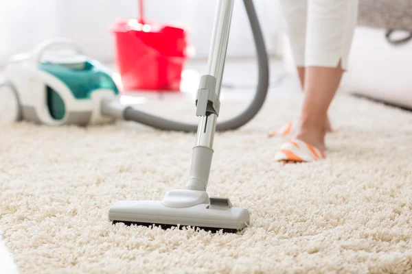 Suction abu-abu pembersih karpet dengan vacuum cleaner — Stok Foto