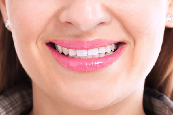 Dziewczyna uśmiechając się z zdrowych zębów — Zdjęcie stockowe