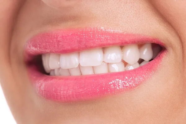 Denti femminili sani e sorriso felice — Foto Stock