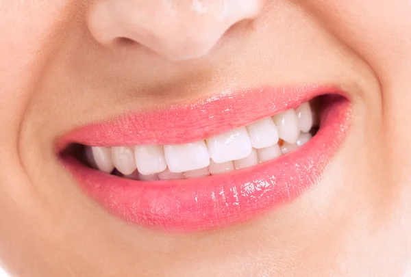 Gesunde Hygiene weibliche Zähne und glückliches Lächeln — Stockfoto