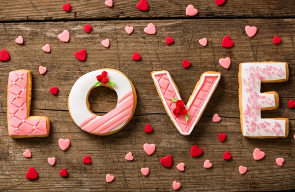Biscoitos de gengibre com pequenos corações vermelhos e rosa — Fotografia de Stock