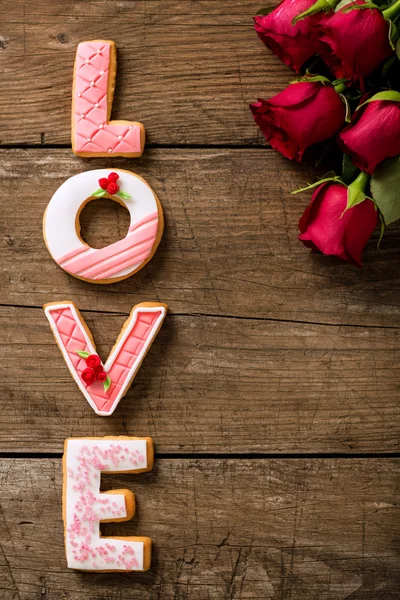 Conceito de dia dos namorados com biscoitos e belas rosas vermelhas — Fotografia de Stock