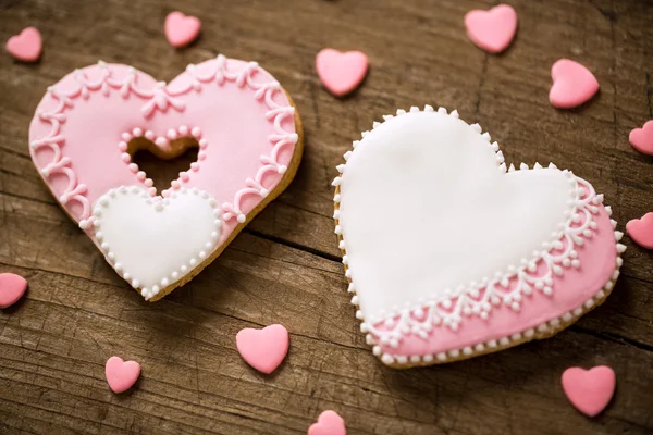 Dva soubory cookie slavnostní decored valentine den — Stock fotografie
