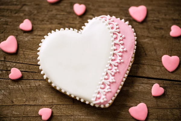 Biscoito de coração decorado bonito para dia dos namorados — Fotografia de Stock