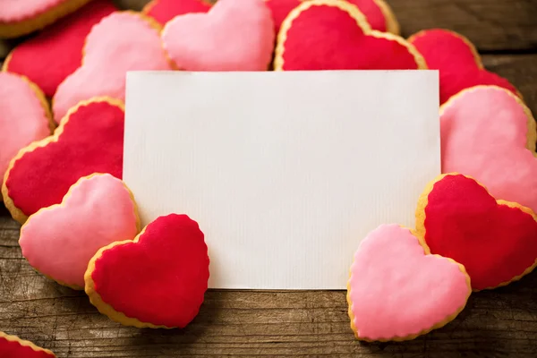 Cartão em branco Valentim com biscoitos bonitos coração — Fotografia de Stock