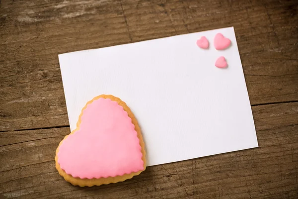 Coração de rosa e cartão postal vazio — Fotografia de Stock