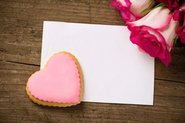 Coração de rosa e cartão postal vazio com rosas — Fotografia de Stock