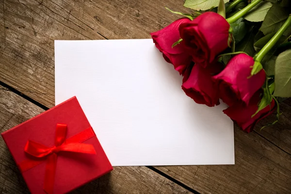 Gift roses and blank paper for valentine day — Stock Photo, Image