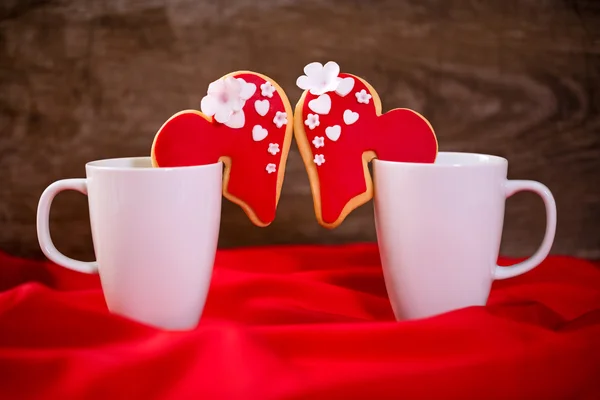 Šálky s srdce cookies pro valentinky den — Stock fotografie