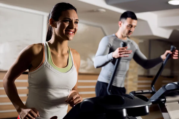 Joven hermosa pareja haciendo ejercicio cardio entrenamiento —  Fotos de Stock