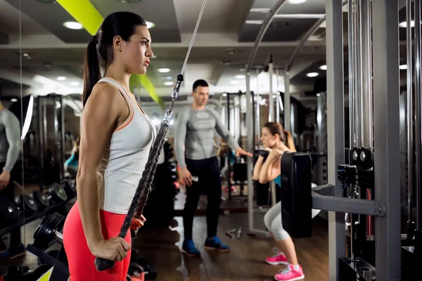 Fitness mulher treino de força — Fotografia de Stock