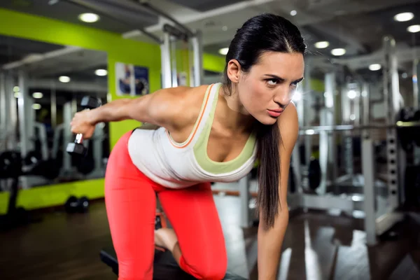 Chica fuerte fitness enojado haciendo entrenamiento con peso —  Fotos de Stock