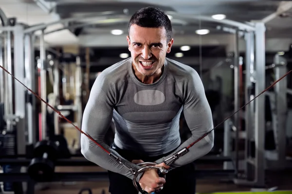 Homme pendant l'entraînement dans la salle de gym — Photo