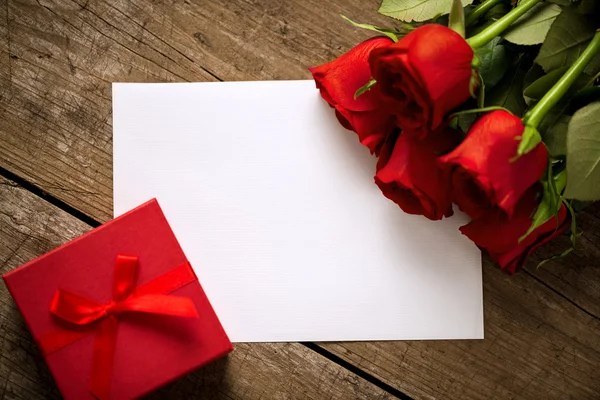 Gift roses and blank paper for valentine day — Stock Photo, Image