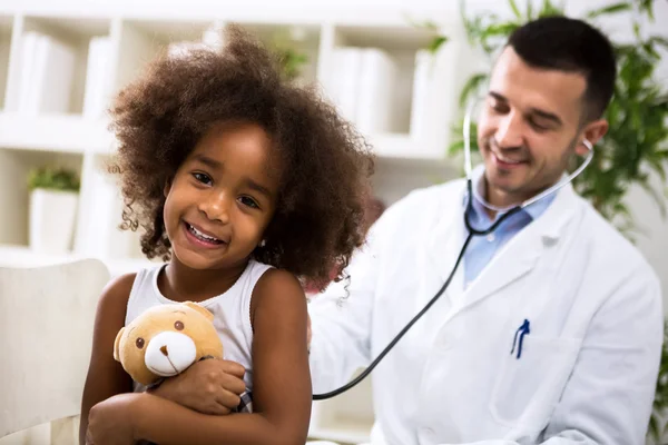 Красивая улыбающаяся афро-американка со своим педиатром — стоковое фото