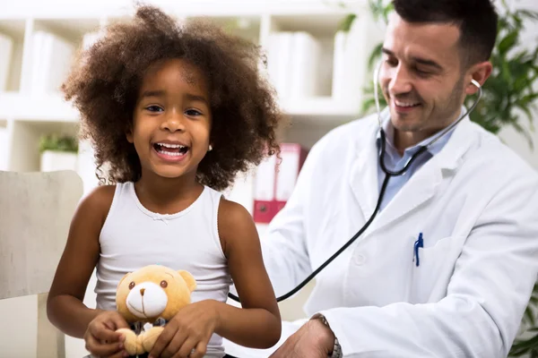 Pediatrician doctor examining kid — Stock Photo, Image