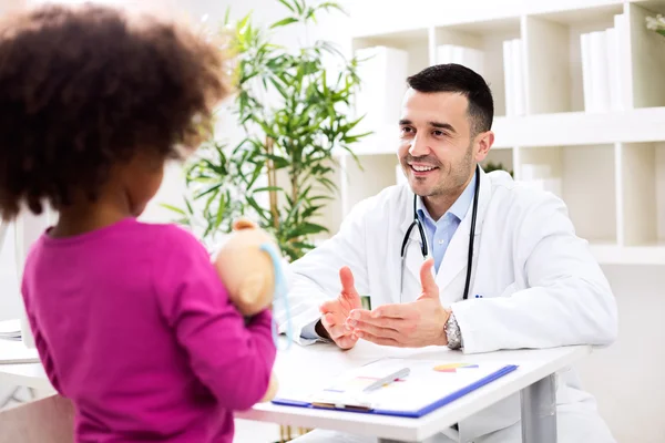 Kinderarzt spricht positiv mit Kind — Stockfoto