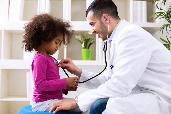 Pediatrician and little african girl — Stock Photo, Image