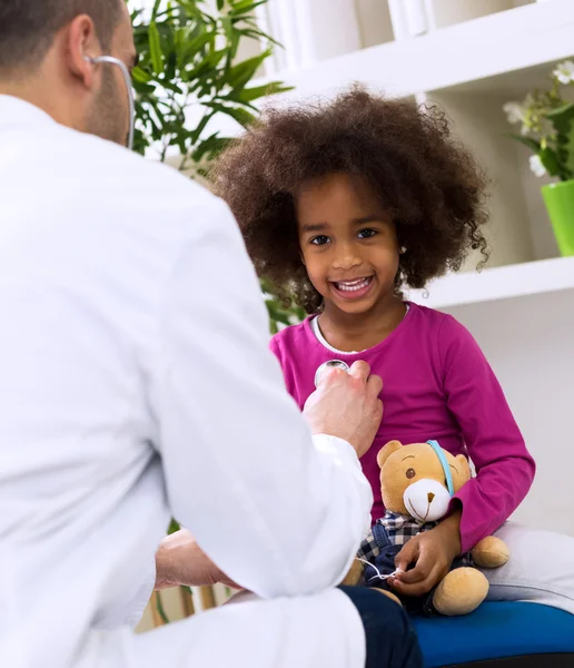 Medico pediatra esaminando bambino — Foto Stock