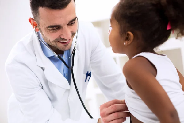 Girl visiting the doctor — Stock Photo, Image