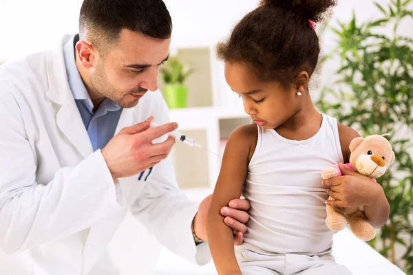 Brave little girl receiving injection — Stock Photo, Image