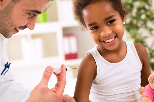 Beetje blij meisje krijgen een injectie — Stockfoto