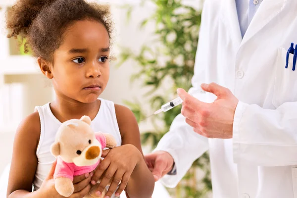 Brave little girl receiving injection — Stock Photo, Image