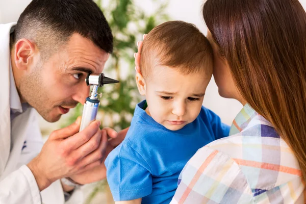 Otolaryngologist examining a kid ear — Stock Photo, Image