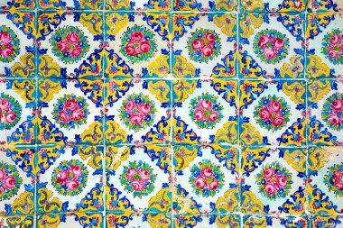 İran 'ın Tahran kentindeki Golestan kompleksinin duvarında eski, geleneksel seramik fayanslar, çiçek desenleri ve süsler var.
