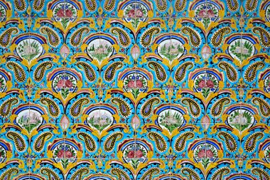 İran 'ın Tahran kentindeki Golestan kompleksinin duvarında eski, geleneksel seramik fayanslar, çiçek desenleri ve süsler var.