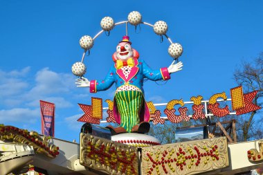 Odessa, Ukrayna 'daki Shevchenko Park' ı eğlendiren dönme dolap