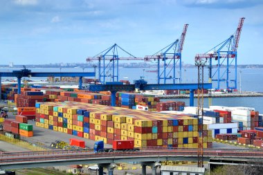 Odessa, Ukrayna - 19 Nisan 2019: Rıhtıma farklı gemiler, garaj yolu, limana gelen kamyonlar. Gemiler yükleniyor ve boşaltılıyor.