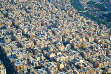 Tahran 'ın Milad Kulesi' nden (Borj-e Milad) şehrin manzarası, karayolu ve çevre evleri. Milad Kulesi, Azadi Anıtı 'ndan sonra Tahran' ın en önemli anıtı.. 