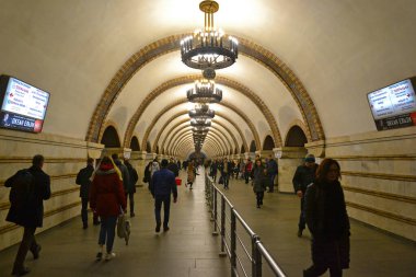 Kiev, Çek Cumhuriyeti - 2 Nisan 2018: Zoloti Vorota istasyonundaki Kiev metrosunun dekorasyonu, istasyondaki yolcular.